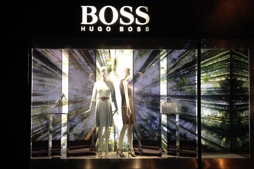Shop window woman Hugo Boss Paris January 2015 Oltrefrontiera Progetti