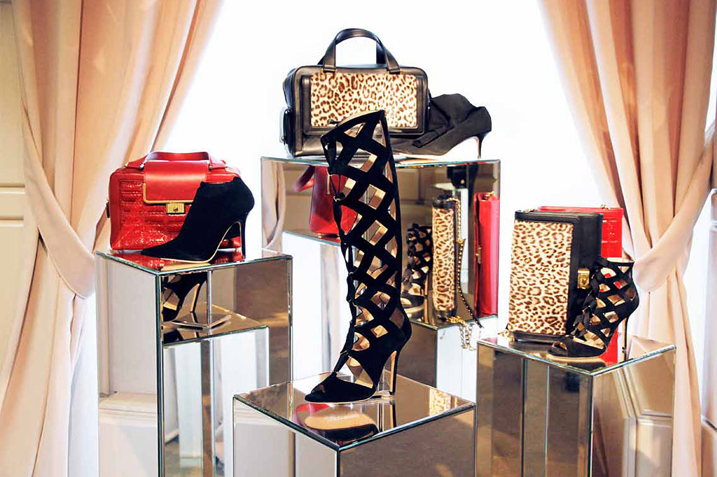 Installazioni: Showrooms Jimmy Choo Donna parallelepipedi specchio