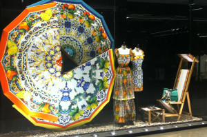 Dolce&Gabbana Primavera Estate, vetrina con ombrelloni
