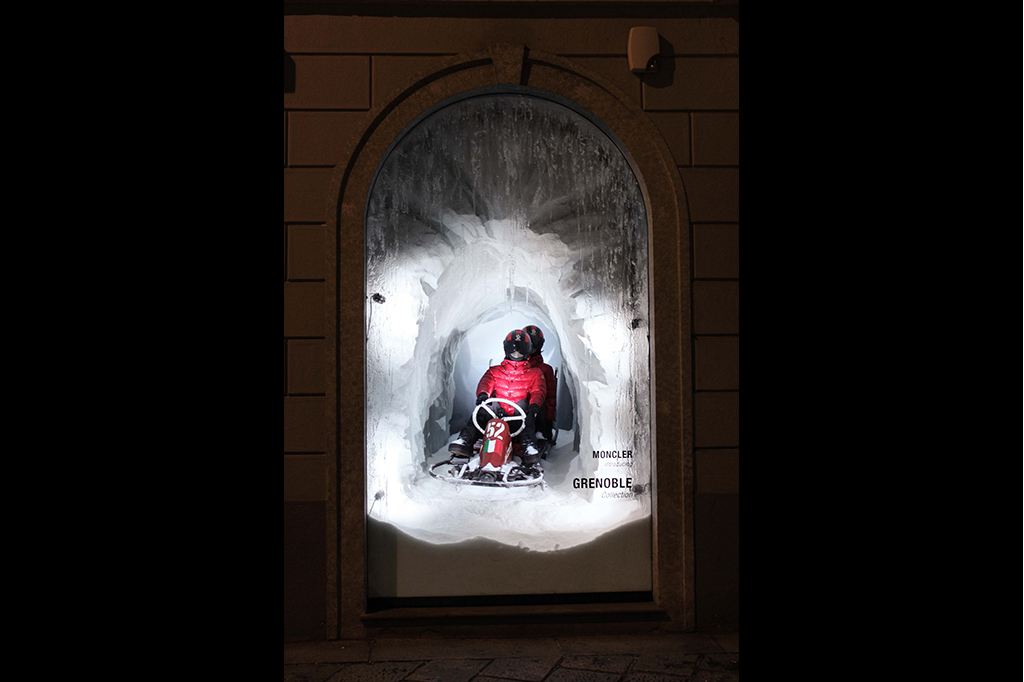 Moncler - Vetrina autunno inverno con neve