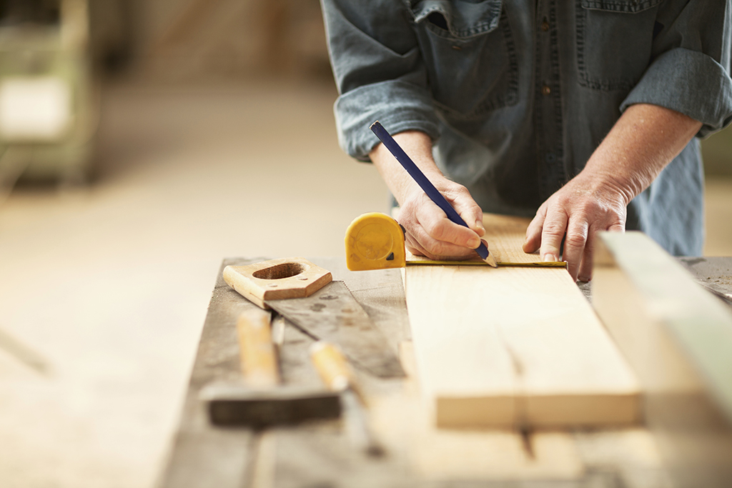 Produzione Legno, misurazione con metro