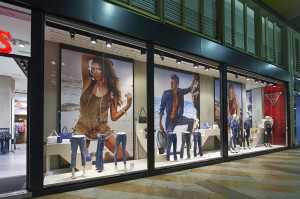 Guess, vetrina autunno Inverno 2014, San Babila, Milano